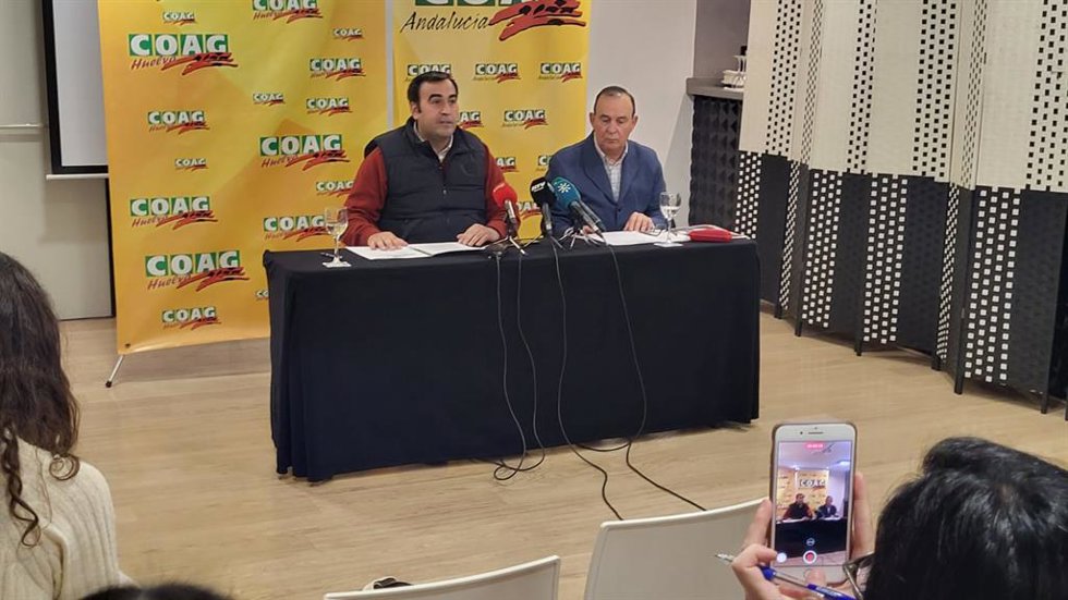 El secretario de Organización de COAG Andalucía, Eduardo López, y el secretario provincial de COAG Huelva, Enrique Acción, este miércoles en rueda de prensa.