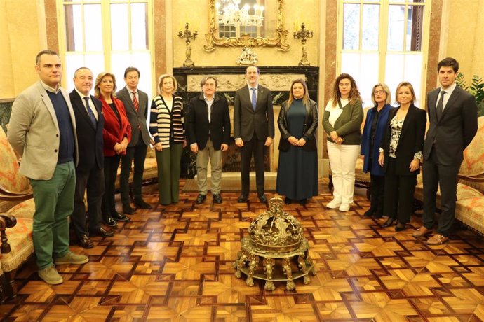 Foto de familia del acto de toma de posesión de los cinco miembros del Consejo de Dirección de IB3 ante la Mesa del Parlament.