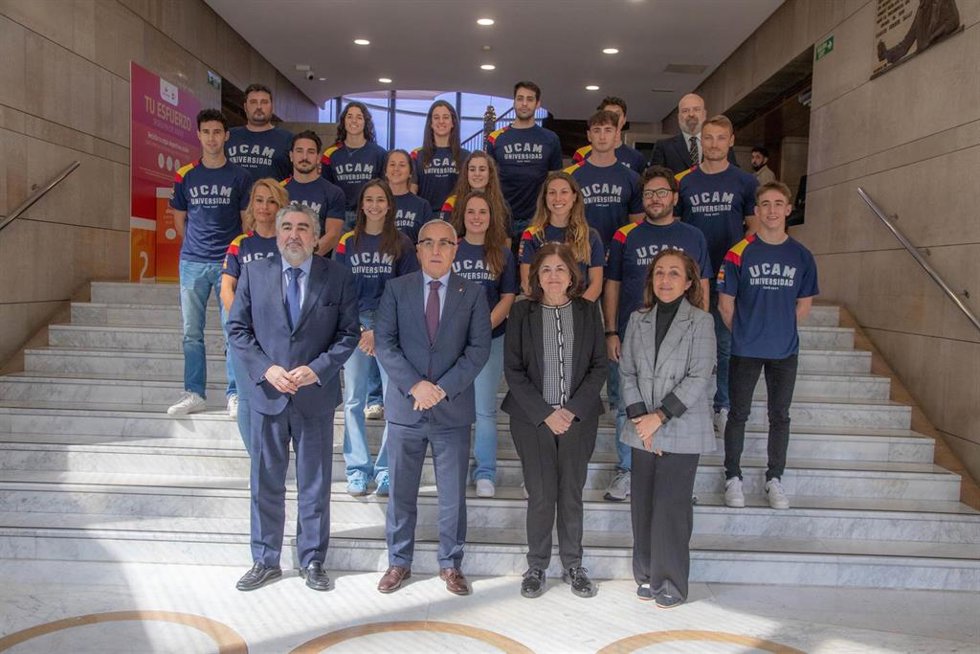 Los nuevos deportistas becados por la Universidad Católica de Murcia (UCAM), junto a José Manuel Rodríguez Uribes, presidente del CSD, Alejandro Blanco, presidente del COE, y María Dolores García, presidenta de la UCAM.