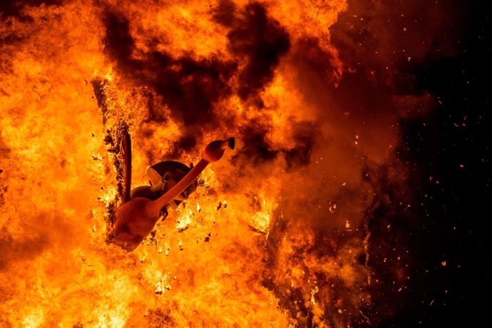 Archivo - Arxiu - El foc durant la crem de la Falla de l'Ajuntament de Valncia