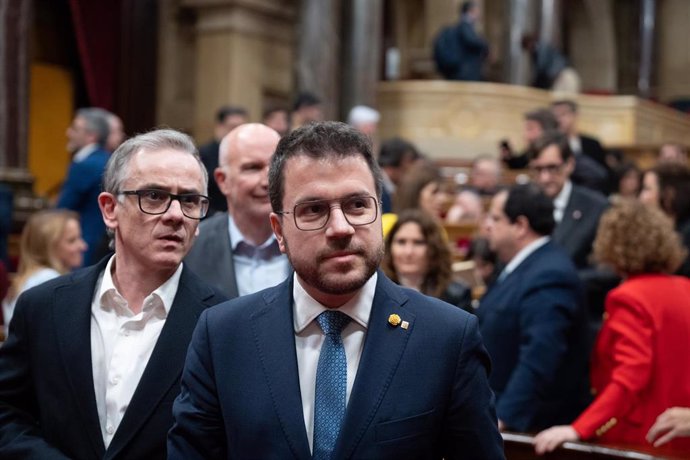 El presidente de la Generalitat, Pere Aragons (c), a su salida del pleno del debate a la totalidad de Presupuestos 2024 en el Parlament, a 13 de marzo de 2024, en Barcelona, Catalunya (España). El pleno del Parlament celebra hoy el debate a la totalida