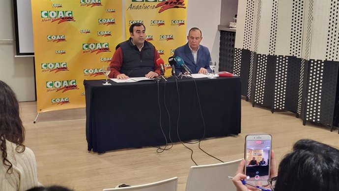 El secretario de Organización de COAG Andalucía, Eduardo López, y el secretario provincial de COAG Huelva, Enrique Acción, este miércoles en rueda de prensa.