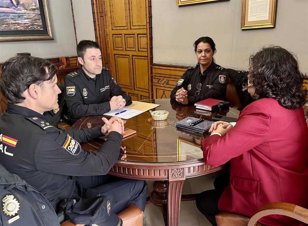 La alcaldesa de Sanlúcar, Carmen Álvarez, reunida con mandos policiales de la ciudad.