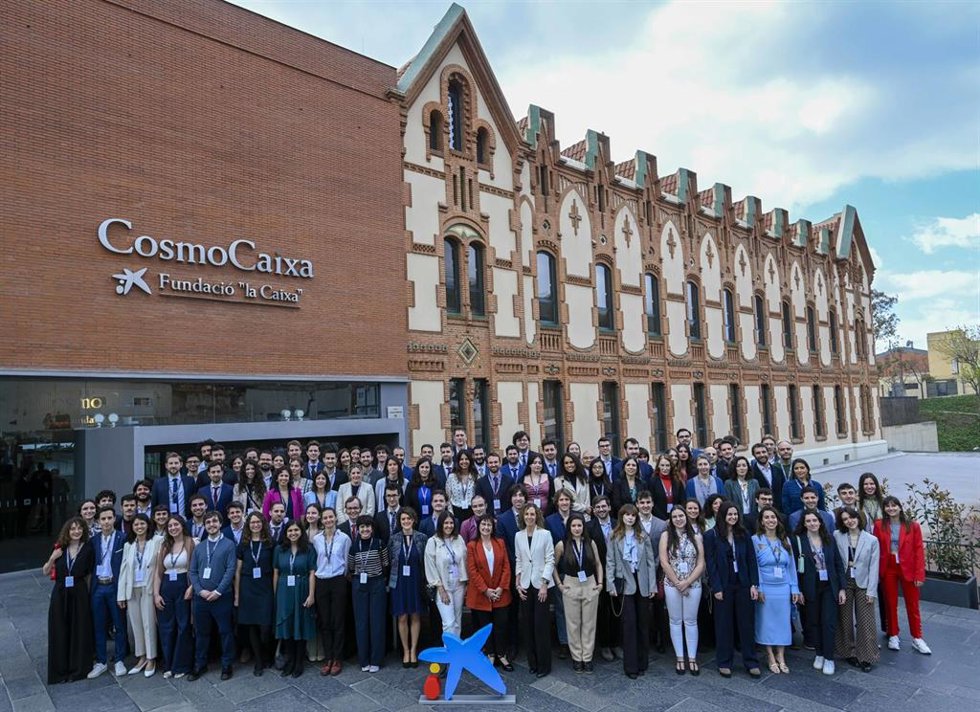 Foto de familia de los becados en iniciativas de la Fundación La Caixa.