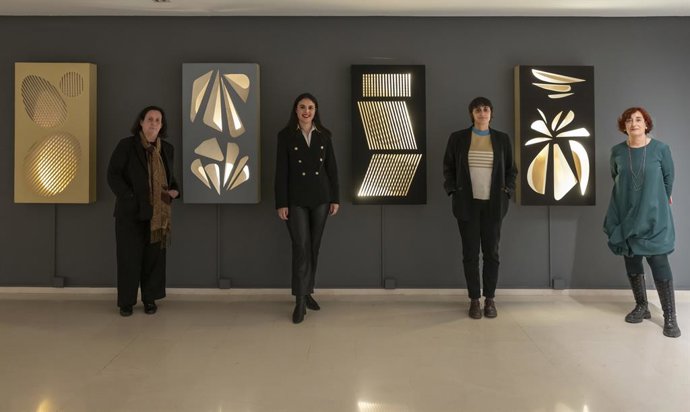 La directora general de Patrimoni Cultural, Pilar Tébar Martínez, la directora adjunta de l?IVAM, Sonia Martínez; la regidora de Cultura d'Alacant, Nayma Beldjilali Pérez;  i la conservadora del MACA, Rosa Castells, presenten la mostra 'Sempere a París'