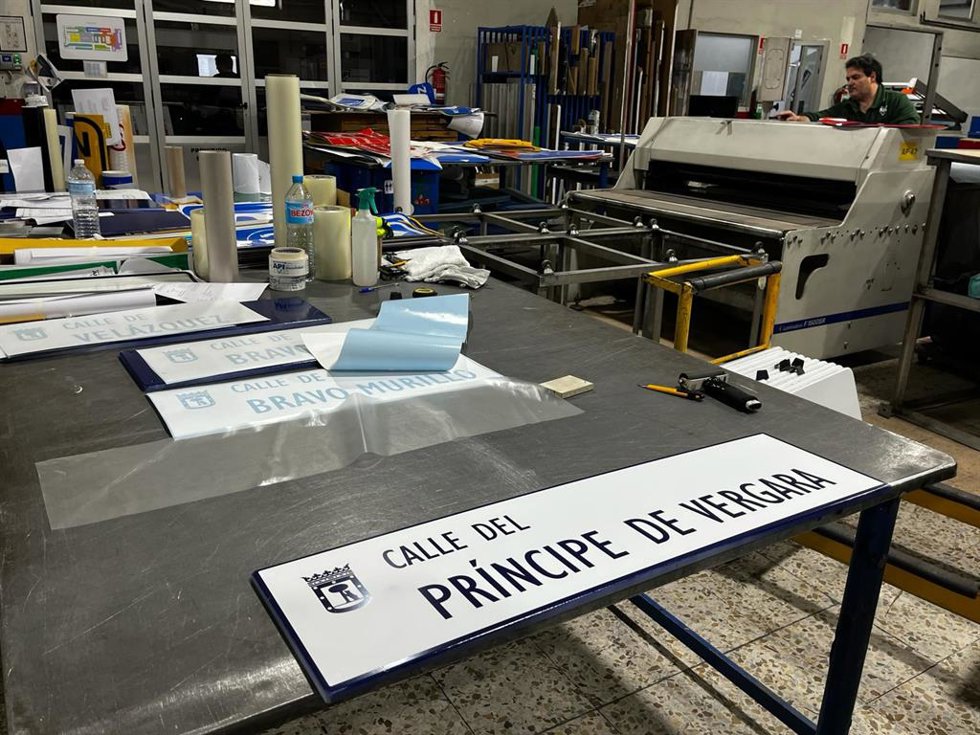 API Fabricación, en Aranjuez, fabrica las placas que dan nombre a las calles de la Ciudad de Madrid (13 de marzo de 2024).
