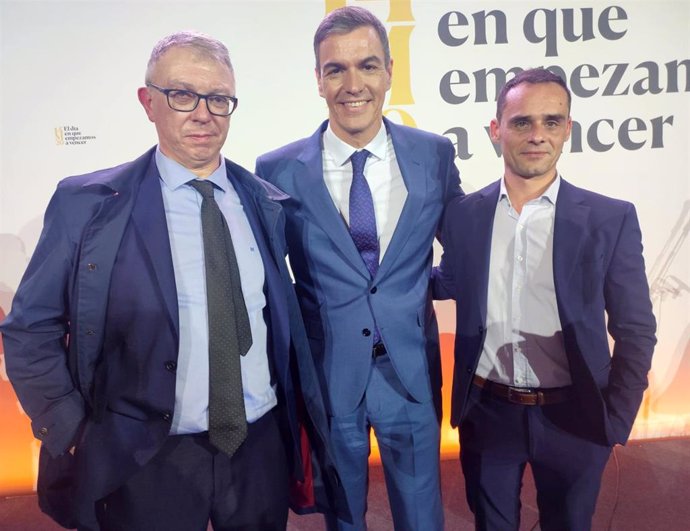 En la imagen (de izqda. A dcha.): el director general César González; el presidente del Gobierno, Pedro Sánchez, y el director del CRA de Lena, Alejandro Collantes.