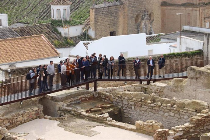 Autoridades visitan el castillo de Montilla tras las actuaciones.