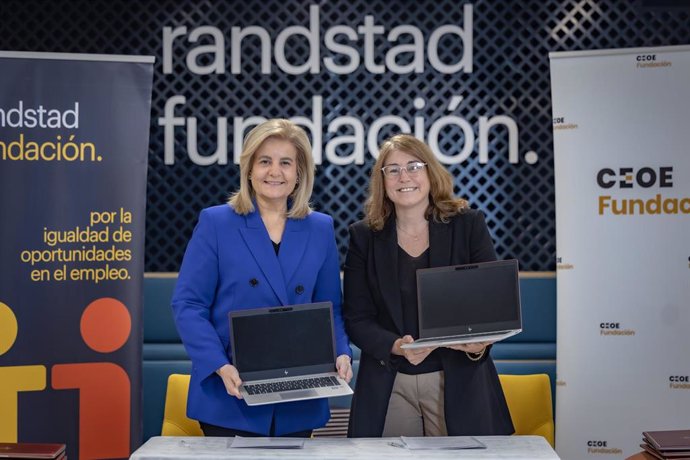 La presidenta de Fundación CEOE, Fátima Báñez, y la directora de Fundación Randstad, María Viver, en la firma de un acuerdo entre ambas entidades.