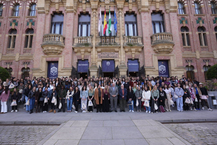 Foto de familia con los estudiantes internacionales.