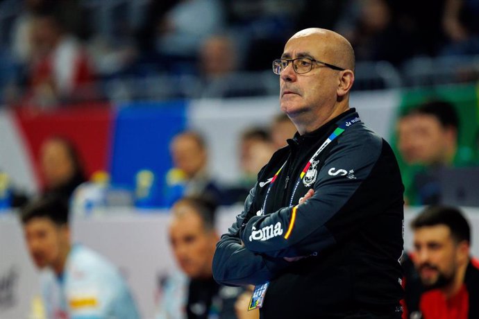 Archivo - Coach Jordi Ribera Romans of Spain during the Men's Euro 2024, Group B handball match between Romania and Spain on January 14, 2024 at SAP-Arena in Mannheim, Germany - Photo Stephan Hahne / Beautiful Sports / Orange Pictures / DPPI