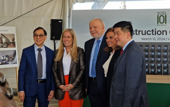 La consejera de Economía, Rocío Albert, ha puesto hoy la primera piedra del complejo de la cadena filipina Double Dragon