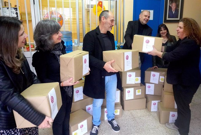 La Biblioteca de la Universidad de Huelva entrega a la Asociación Agua Viva de todo el material escolar que se ha logrado recaudar en el marco del Proyecto 'Lápices Solidarios'