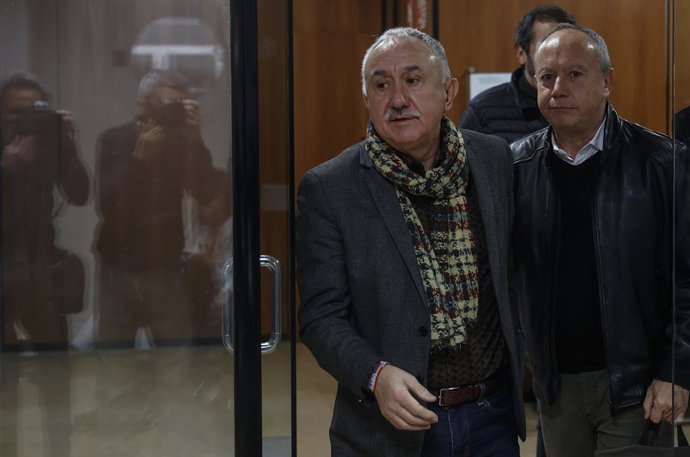 El secretari general d'UGT, Pepe Álvarez (e), i el secretari general d'UGT PV, Ismael Sáez (d), a la seua arribada a una compareixena de premsa al Jardí Botánic de la Universitat de Valncia, 