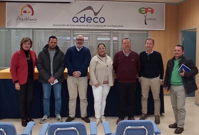 Alejandro Hernández (tercero izquierda) en Pozoblanco con la Asociación de Empresarios de Los Pedroches (Adeco).