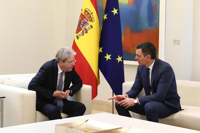 El comisario de Economía de la Comisión Europea, Paolo Gentiloni, y el presidente del Gobierno, Pedro Sánchez,  abordan en una reunión en La Moncloa la situación económica.
