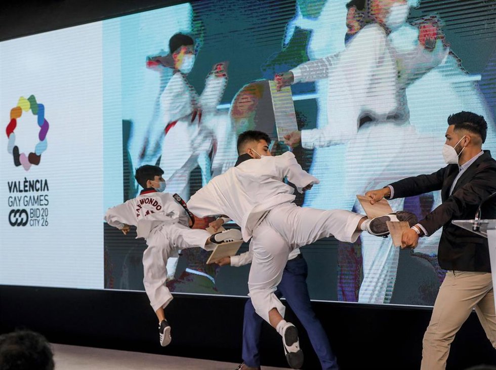 Archivo - Dos deportistas realizan una demostración en la presentación de Valncia como sede de los Gay Games