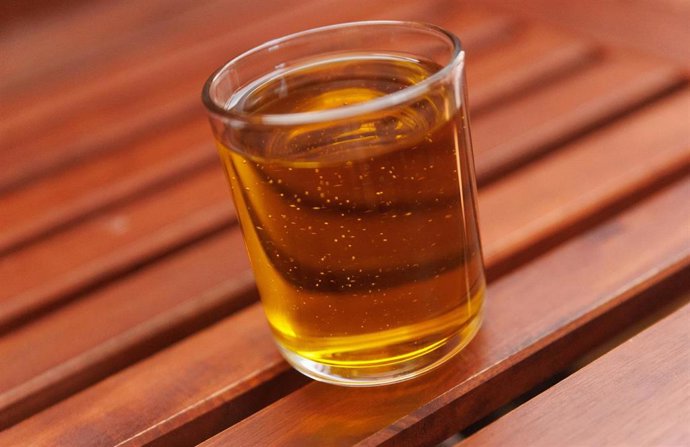 Archivo - Vaso lleno de aceite, en imagen de archivo