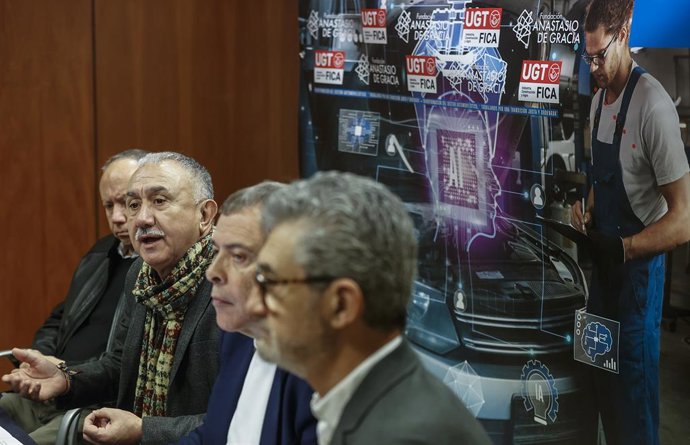 (E-D) El secretari general d'UGT PV, Ismael Sáez; el secretari general d'UGT, Pepe Álvarez; el secretari general d'UGT FICA, Mariano Hoya; i el secretari general d'UGT FICA PV, Daniel Argente; 