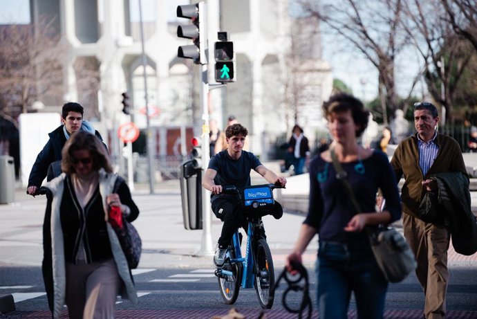 Archivo - Arxiu - Un home en mniga curta passeja per un carrer de Madrid, a 26 de gener del 2024, a Madrid (Espanya). 