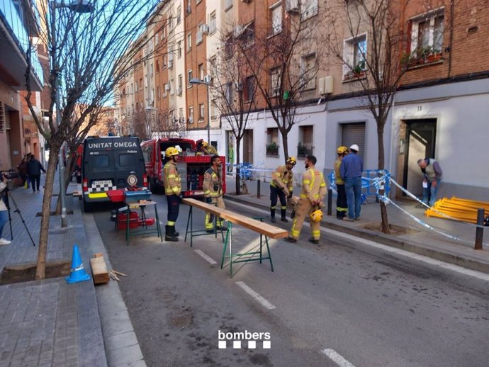 Los Bombers de la Generalitat apuntalan un edificio de la calle Canigó de Badalona (Barcelona) colindante al que se derrumbó el 6 de febrero.