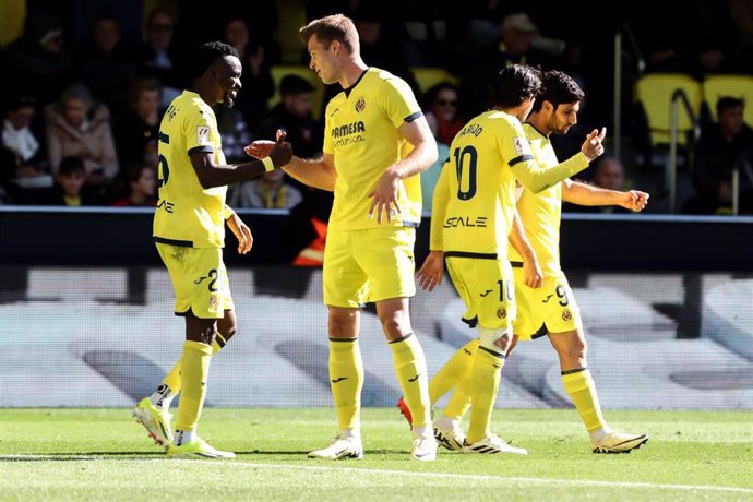 Alexander Sorloth, jugador del Villarrea, celebrando un gol junto a sus compañeros.