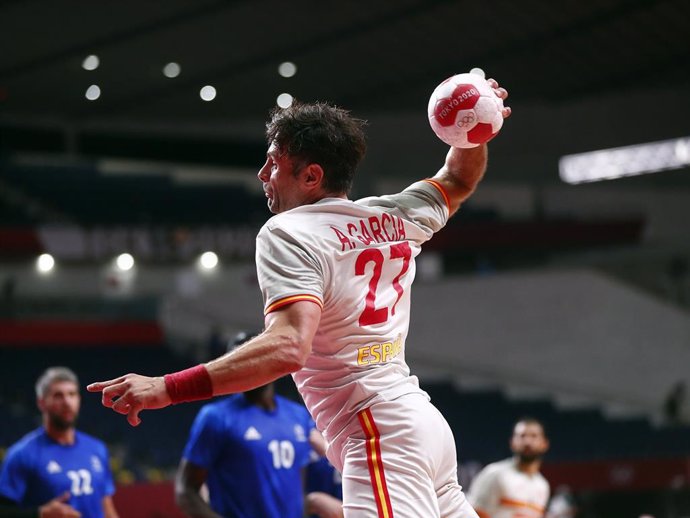 Archivo - El jugador español de balonmano Antonio García en el partido de los 'Hispanos' contra Francia en los Juegos Olímpicos de Tokyo 2020