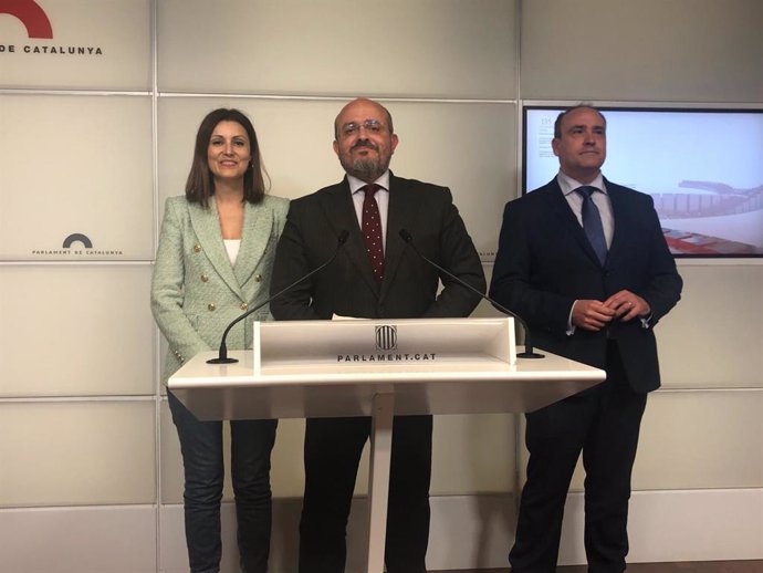 El líder del PP Alejandro Fernández, junto a los diputados Lorena Roldán y Daniel Serrano.