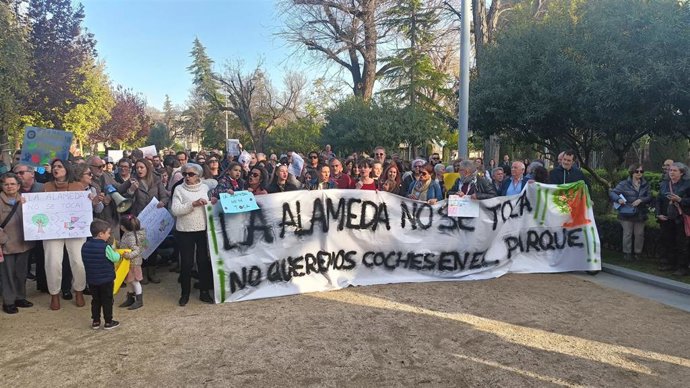 Concentración para pedir un acceso alternativo para vehículos al centro de salud Alameda.