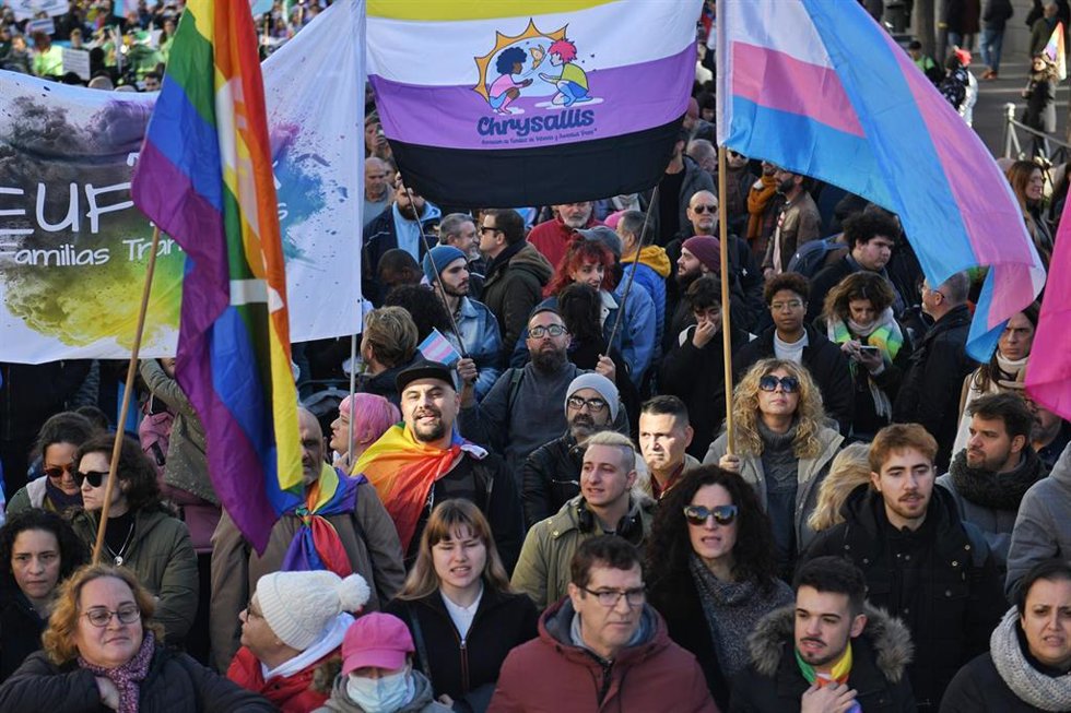 Archivo - Decenas de personas durante una manifestación en defensa de la Ley LGTBI y la Ley Trans de la Comunidad de Madrid, a 17 de diciembre de 2023, en Madrid (España).