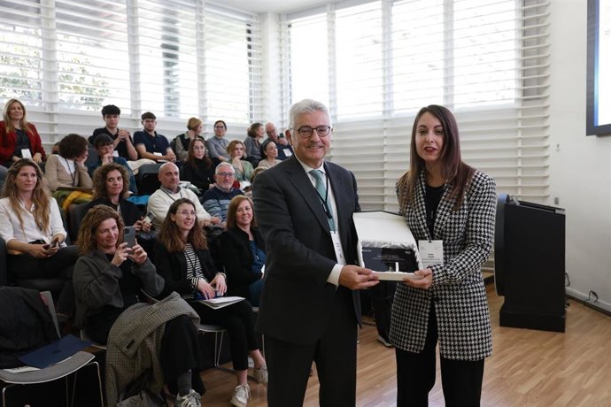 El director general de Aecoc, José María Bonmatí, y la concejal del Ayuntamiento de Vilanova i la Geltrú (Barcelona)