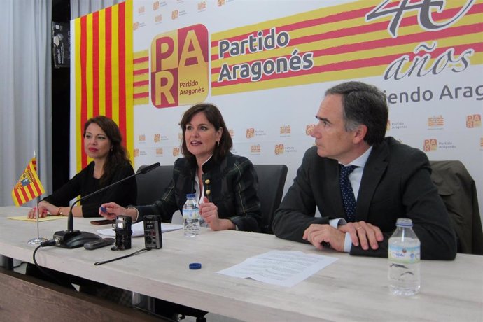 Archivo - Los líderes escindidos del PAR Marina Sevilla, Elena Allué y Xavier de Pedro en rueda de prensa.