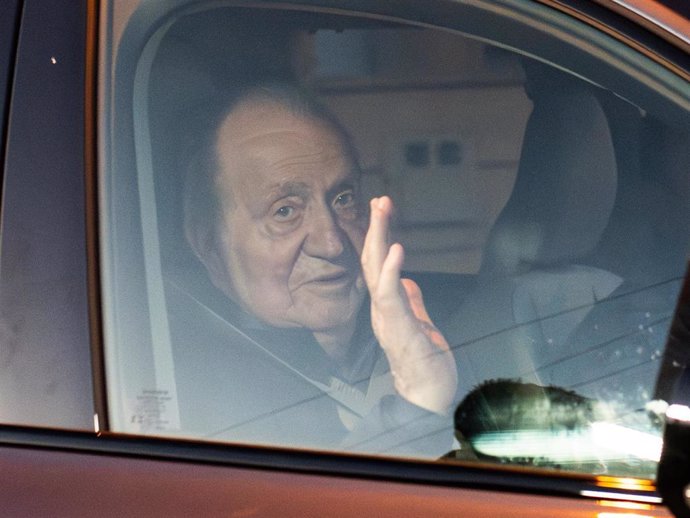 El Rey emérito Juan Carlos I saluda a su llegada a Sanxenxo, a 13 de marzo de 2024, en Sanxenxo, Pontevedra, Galicia (España).