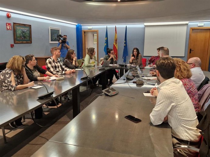 Nuria Rodríguez, al fondo