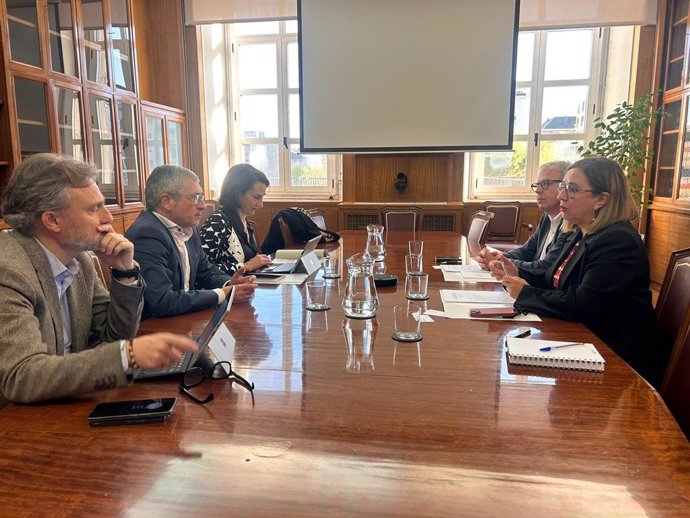 La consejera de Agricultura, Ganadería y Desarrollo Sostenible, Mercedes Morán, en la reunión con el secretario de Estado de Medio Ambiente, Hugo Morán.