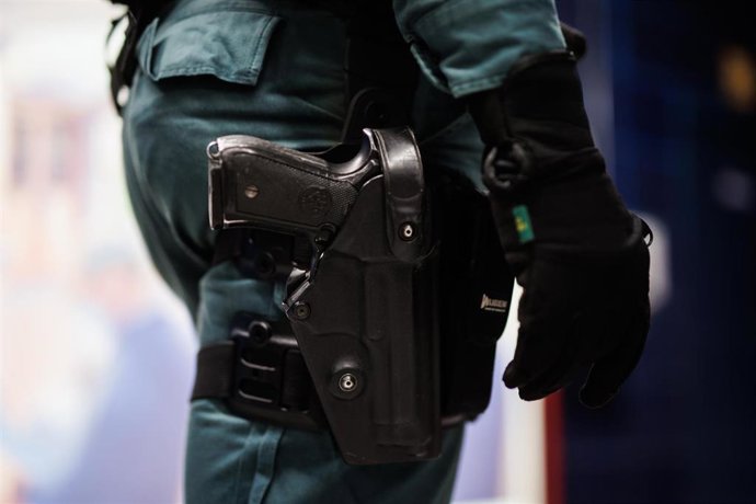 Archivo - El arma de un agente de la Guardia Civil.
