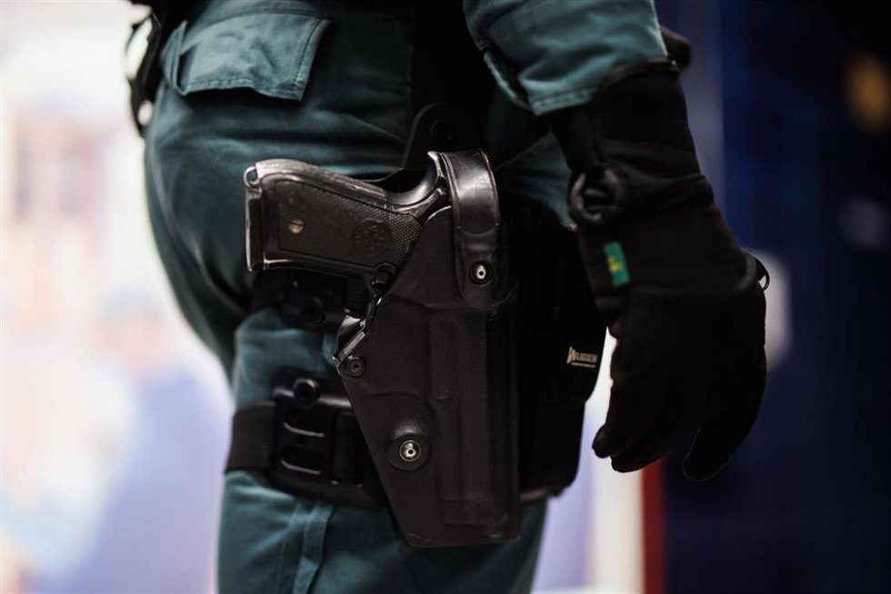Archivo - El arma de un agente de la Guardia Civil.
