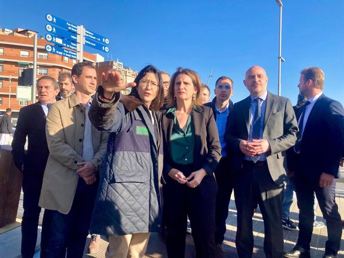 La alcaldesa de Santa Coloma, Nuria Parlon, con Ribera