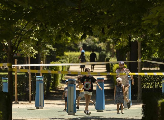 Archivo - Imagen de una familia numerosa disfrutando en un parque.