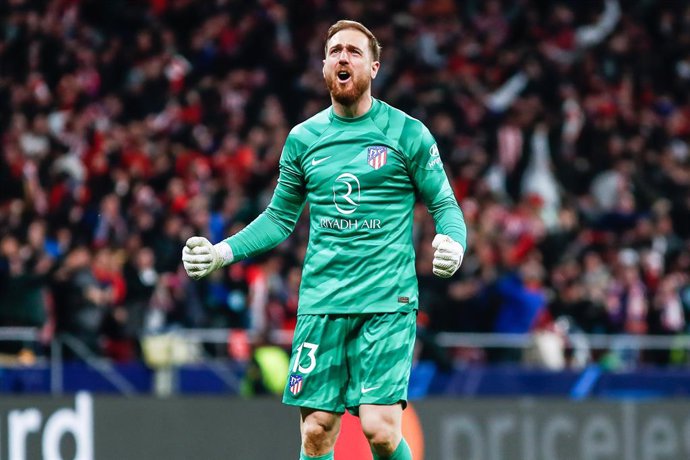Jan Oblak celebrates a goal scored by Memphis Depay of Atletico de Madrid (out of photo) during the UEFA Champions League, Round of 16, football match played between Atletico de Madrid and FC Internazionale Milano at Civitas Metropolitano stadium on March