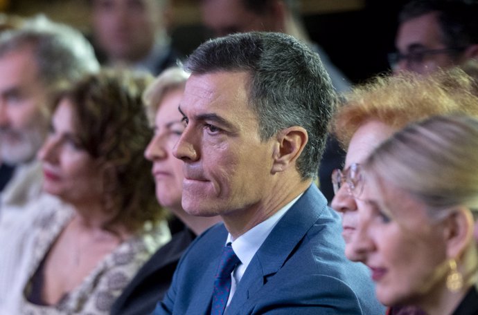 El presidente del Gobierno, Pedro Sánchez (c), durante el acto 'El día en que empezamos a vencer', en el Instituto Cervantes, a 13 de marzo de 2024, en Madrid (España).