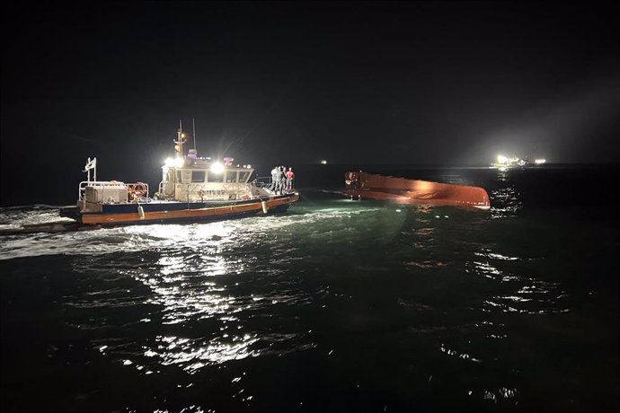 Archivo - Imagen de archivo de un operativo de rescate tras volcar un barco pesquero de Corea del Sur