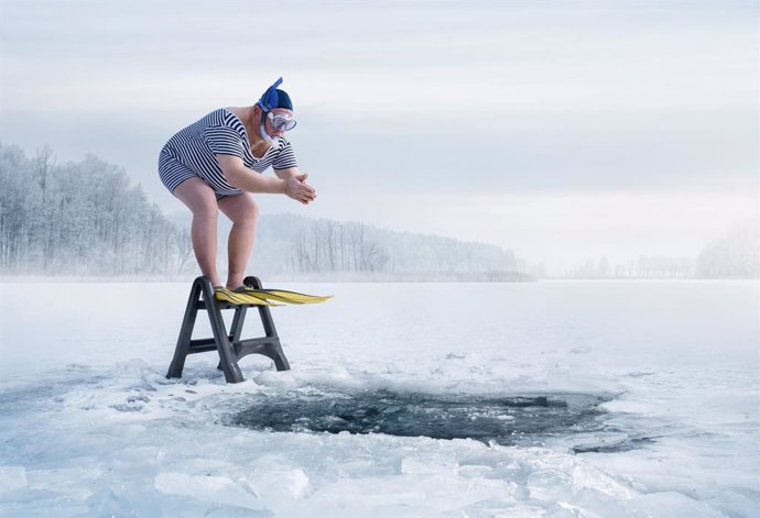 Archivo - Nadando en el hielo.