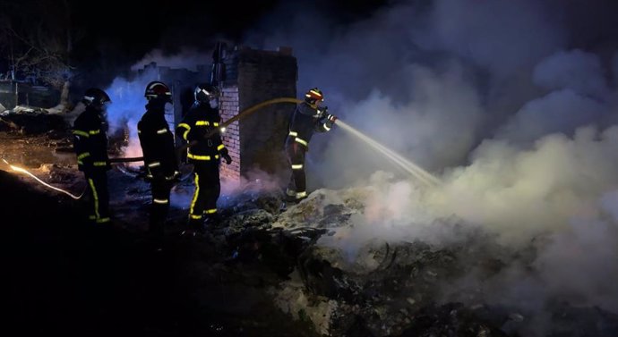 Bomberos apagan un incendio de chatarra en Arroyomolinos (Madrid)