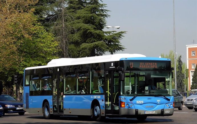 Archivo - Autobús de la EMT