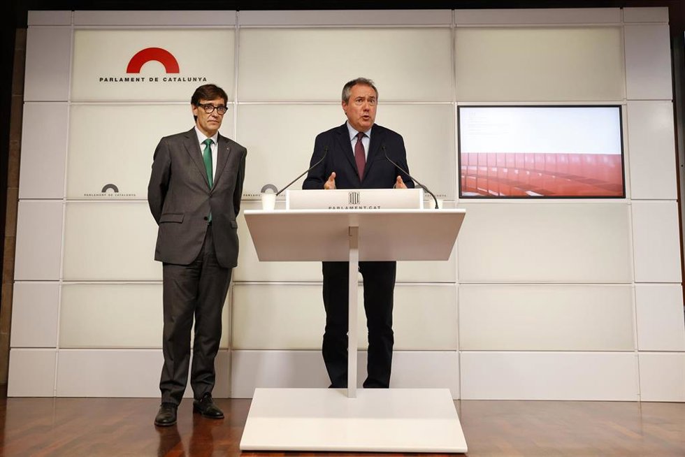 Archivo - El secretario general del PSOE-A, Juan Espadas, en rueda de prensa en Barcelona junto al líder del PSC, Salvador Illa, en una imagen de archivo