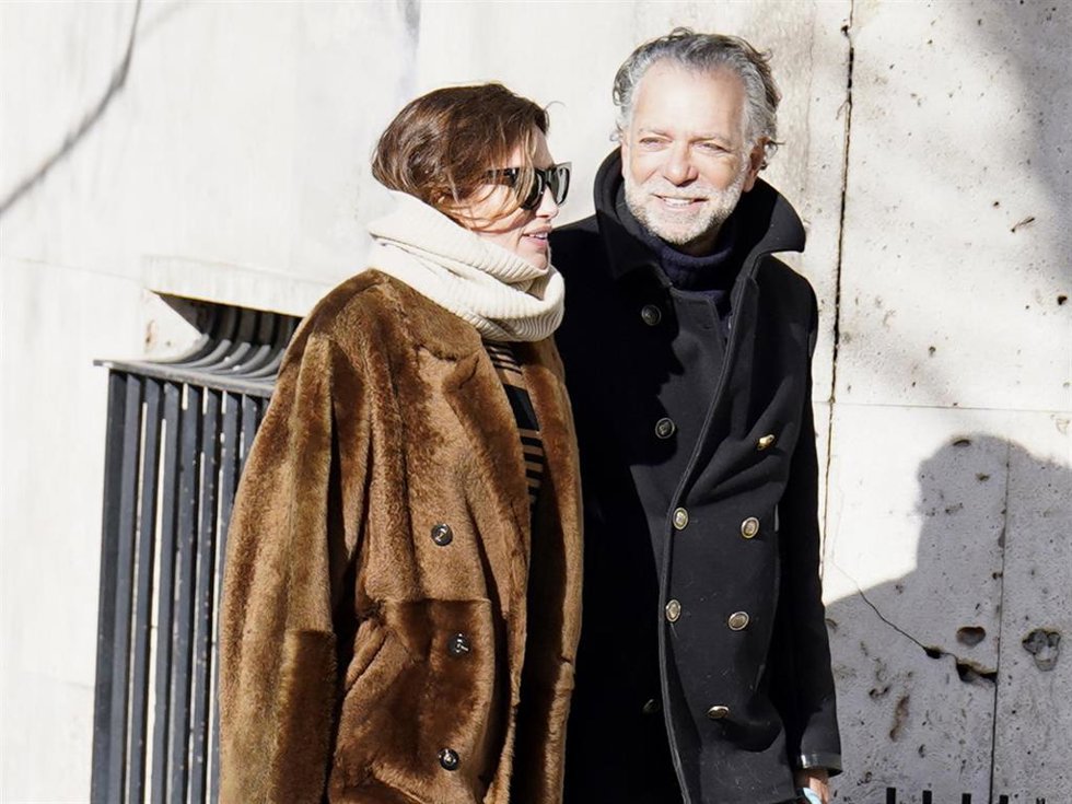 Nieves Álvarez y Bill Saad pasean junto a su mascota