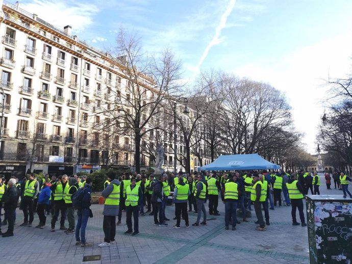 Imagen de la concentración de agricultores frente al Parlamento de Navarra