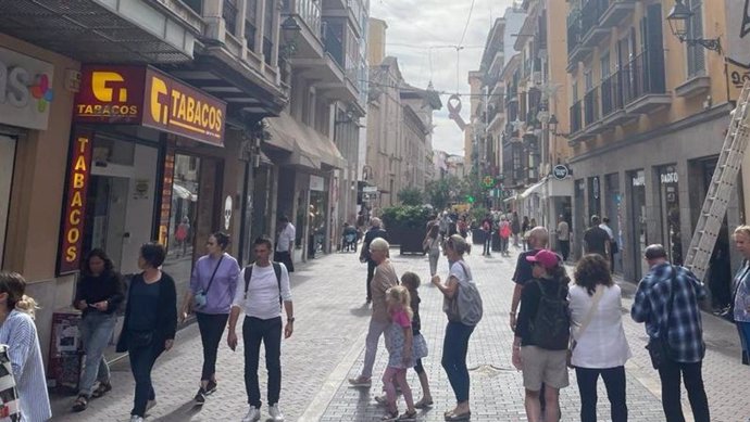 Archivo - Residentes y turistas por calle San Miguel de Palma en una imagen de archivo