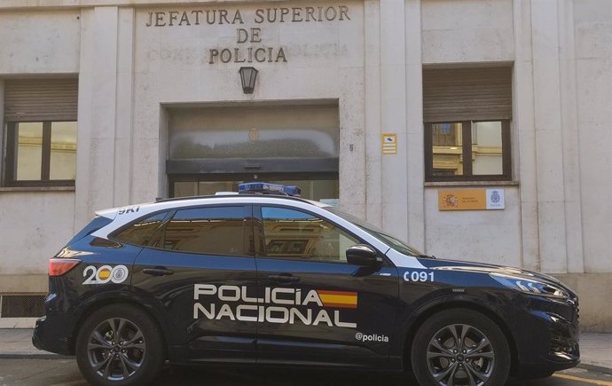 Archivo - Vehículo de Policía Nacional estacionado frente a la Jefatura Superior de Policía Nacional en Murcia